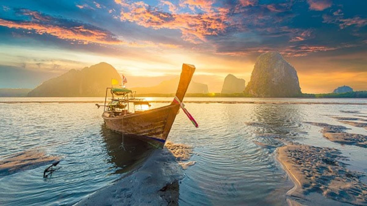 Thailand plans to reopen to vaccinated tourists from November 1