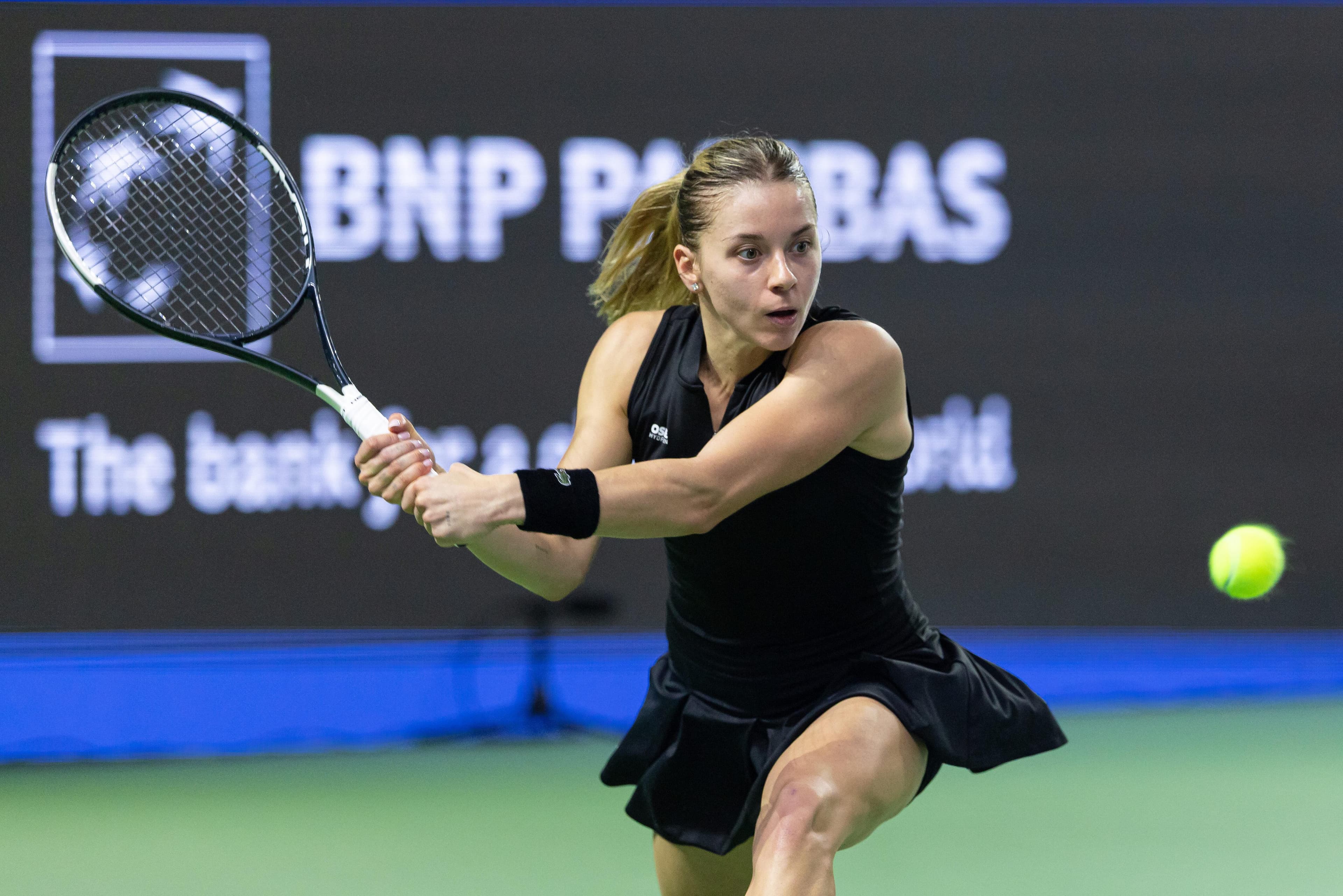Chwalinska dethrones defending champ Mertens to make Singapore semis