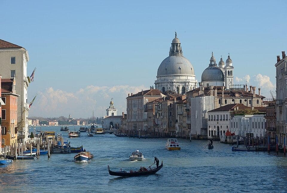 El Festival de Venecia corona al director debutante